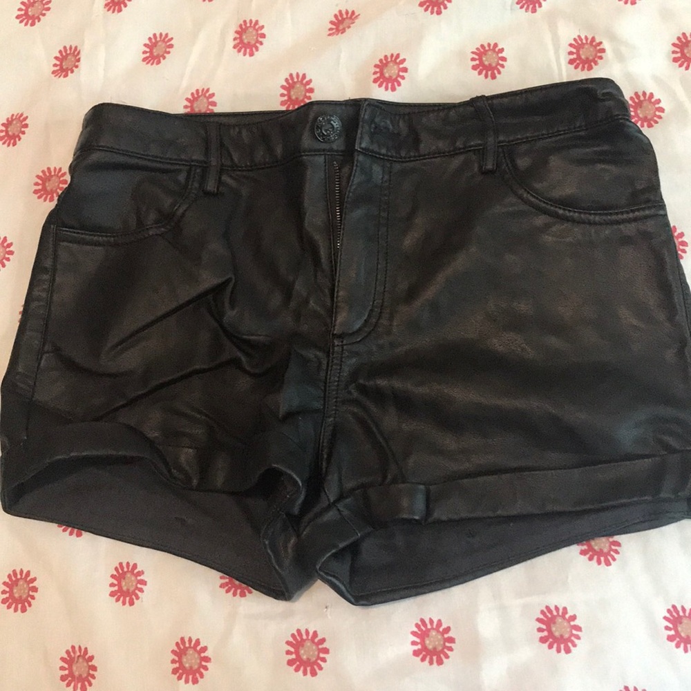Black leather shorts ❣️🖤